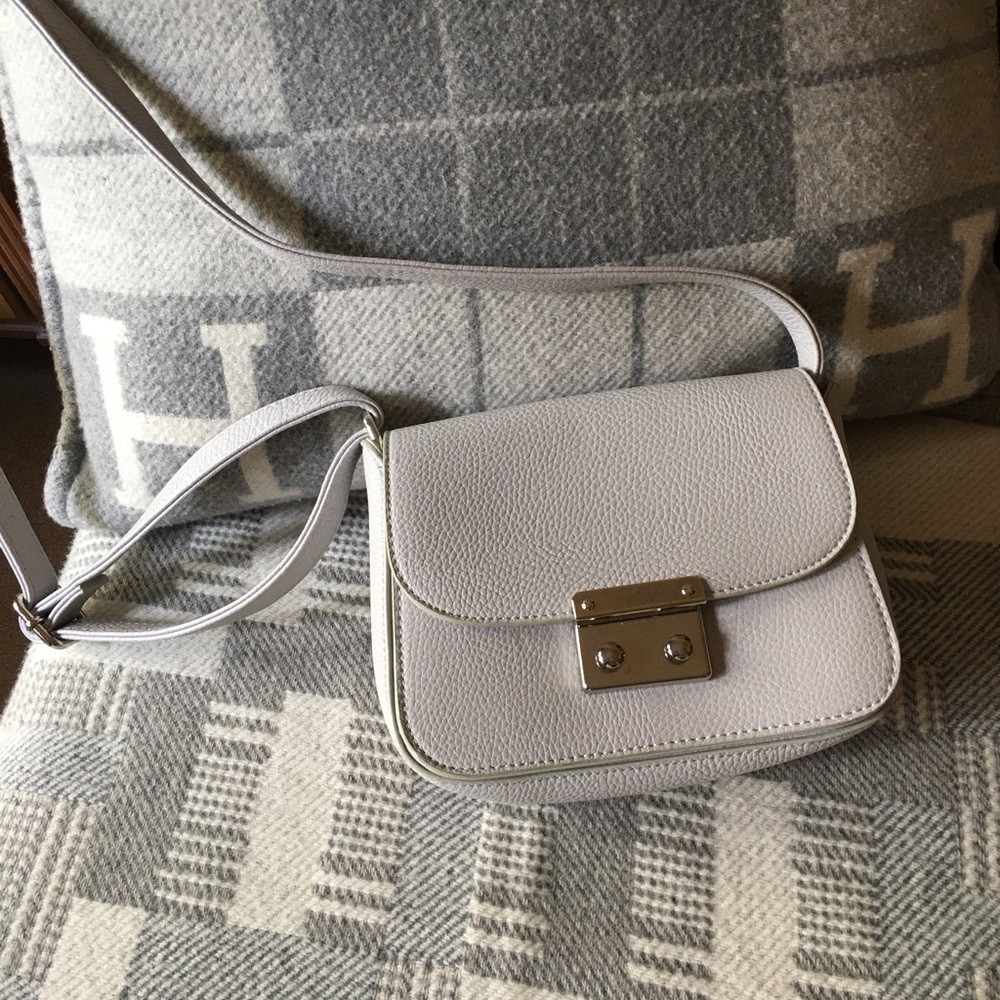 ๐ฉถ Lovely gently used grey & silver pebbled leather adjustable crossbody purse - Picture 14 of 16